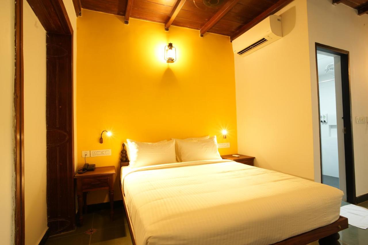 The Sunset Bay Hotel Fort Kochi Exterior foto